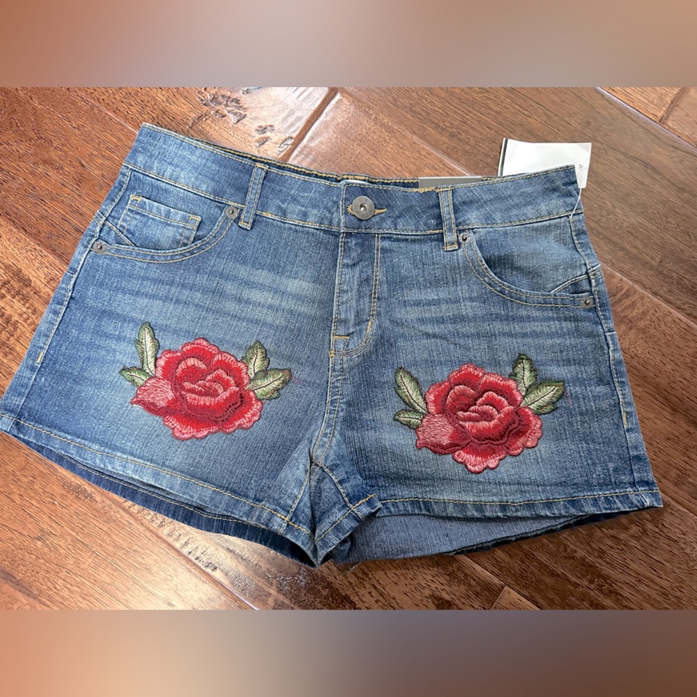 Shorts with flower embroidery